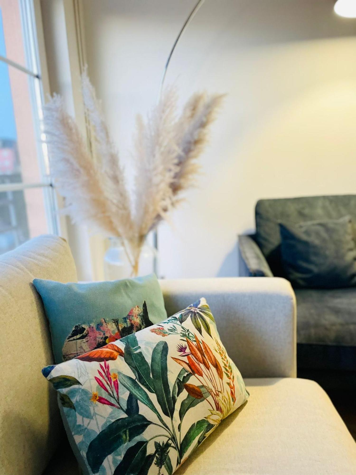 Large 2 Bedrooms Flat With Terrace And Oarking *